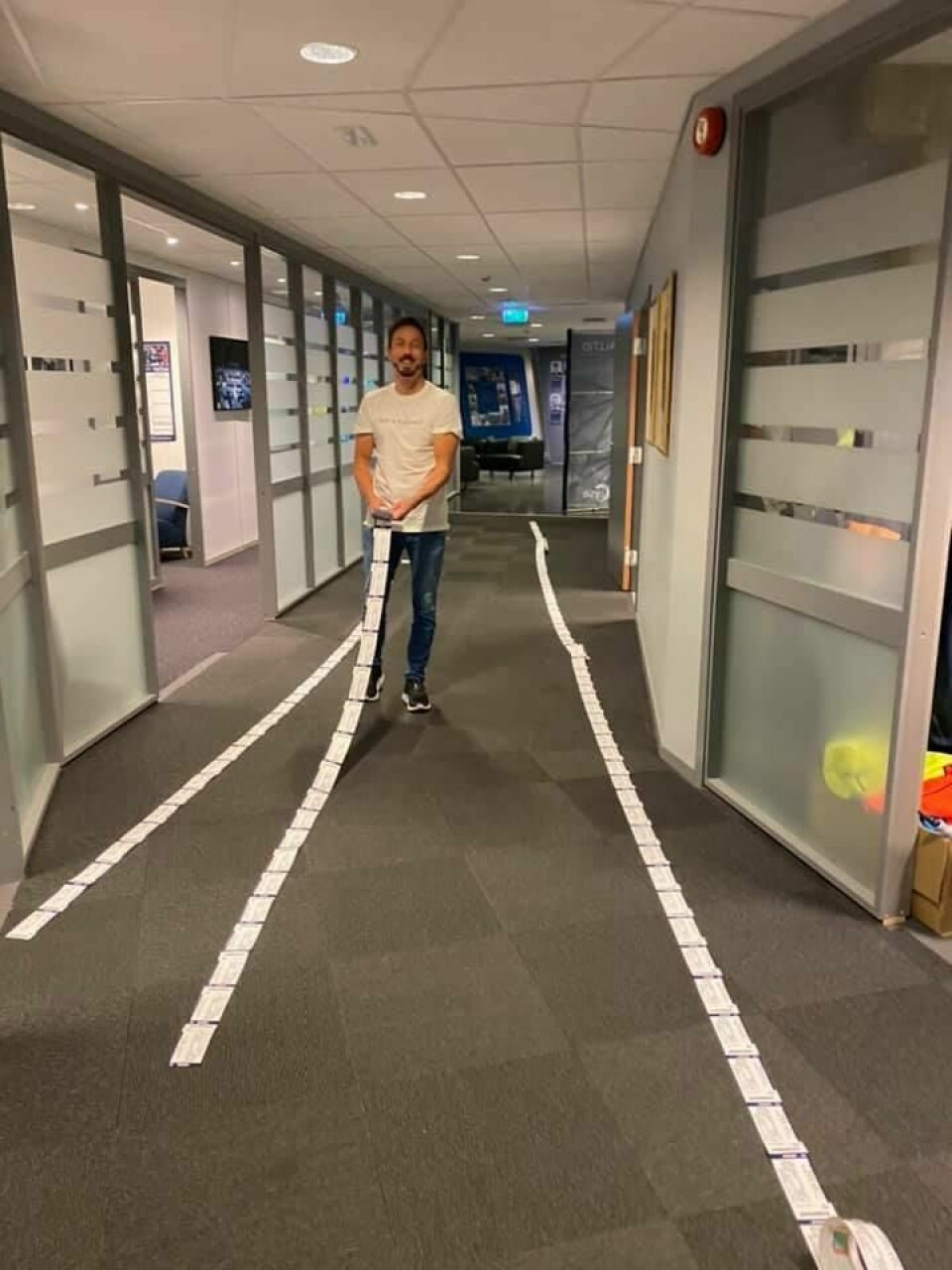 Markedssjef Kjartan Salvesen med metervis av ettertraktede cupfinalebilletter.