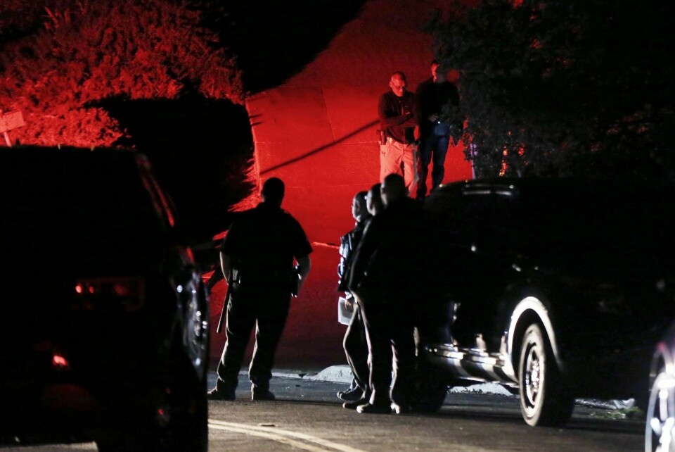 Mannskaper fra Contra Costa County Sheriff på åstedet i Orinda sent torsdag og natt til fredag etter skytingen. Foto: Ray Chávez / East Bay Times / AP / NTB scanpix