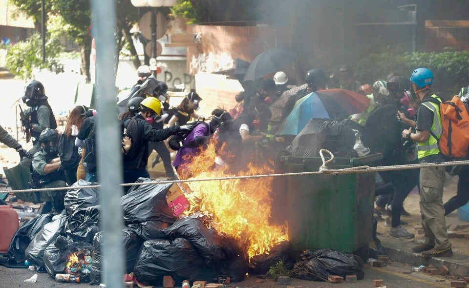 Kaotisk ved det polytekniske universitetet i Hongkong, som er brukt som samlingsplass for demonstrerende studenter. Det er omringet av politiet og når demonstranter forsøke å rømme, ble de møtt med tåregass, køller og gummikuler.