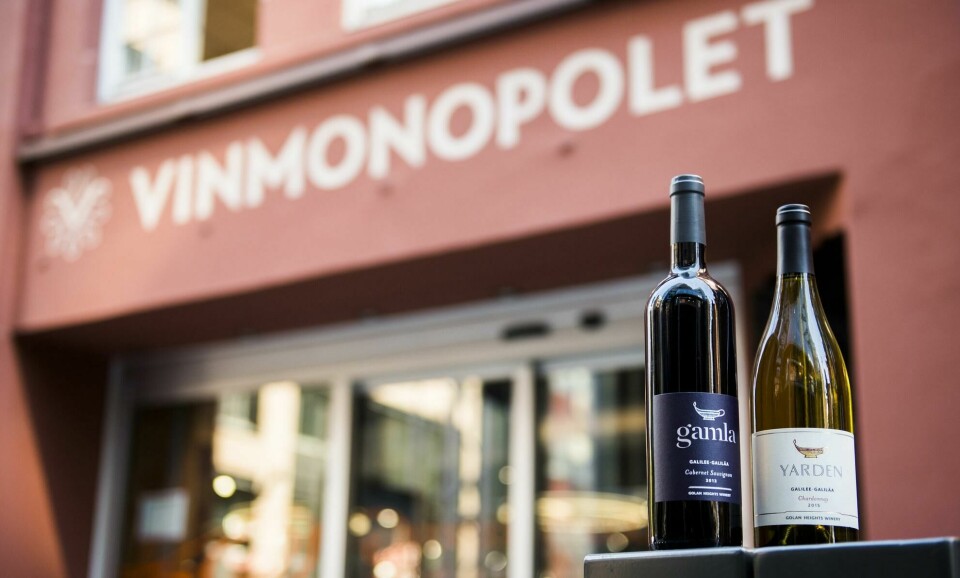 Vinmonopolet i Norge er også blant dem som selger varer produsert i israelske bosetninger, selv om Norge i likhet med resten av verden har slått fast at bosetningene er ulovlige. Oslo 20170714.
Rødvinen Gamla Cabernet Sauvignon 2013 (t.v) og hvitvinen Yarden Chardonnay 2015 fra Golanhøydene selges på Vinmonopolet i Norge. Her er flaskene fotografert utenfor butikken på Aker Brygge i Oslo.
Foto: Jon Olav Nesvold / NTB scanpix