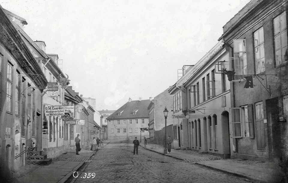 Prostituerte kvinner ble på 1700-tallet straffet med tukthusarbeid for løsgjengeri istedenfor etter lovgivningen mot prostitusjon. Bildet viser Tukthuset i Storgata 33 sett fra Brugata i 1870. Prostituerte kvinner ble på 1700-tallet straffet med tukthusarbeid for løsgjengeri istedenfor etter lovgivningen mot prostitusjon. Bildet viser Tukthuset i Storgata 33 sett fra Brugata i 1870.