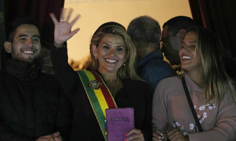 Opposisjonspolitiker og visepresident i det bolivianske senatet Jeanine Añez på balkongen til Quemado-palasset i La Paz.