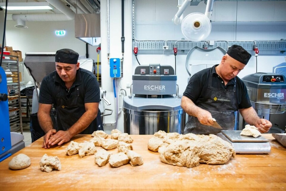 Bakerisjef Umidjon Shamirzaev tilbyr norsktimer for sine ansatte: – Språk er enormt viktig ###
