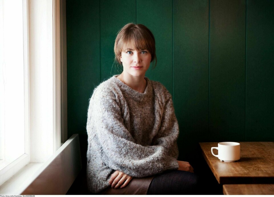 Mari Andreassens første bok, novellesamlingen «Hvor lenge varer vi», handler om folk som gjør feil ting og skammer seg. Nå konkurrerer hun med Jon Fosse og andre sluggere om Brageprisen og Ungdommens kritikerpris. Foto: Cappelen Damm