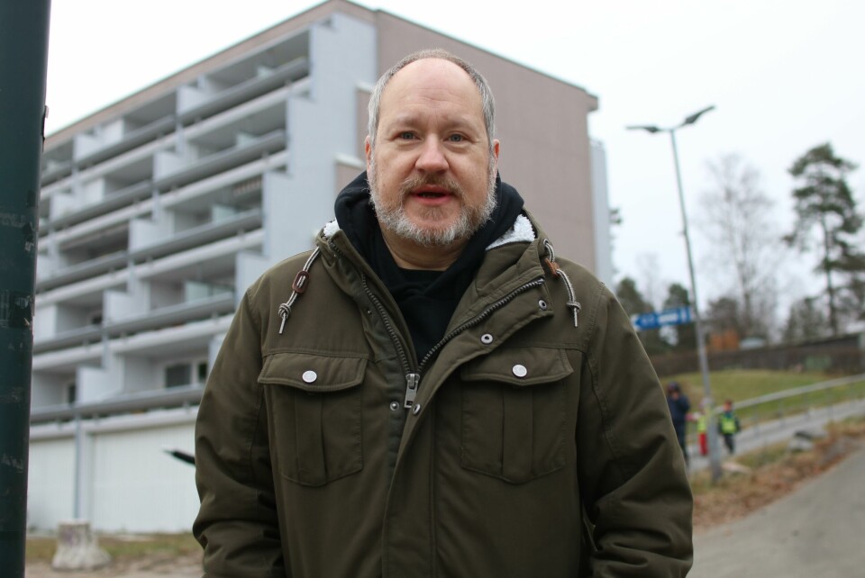 I denne tilsynelatende helt vanlige blokka på Vestli er det en rusinstitusjon med 32 døgnplasser. Jan Erik Johansen forteller at beboerne er livredde for hva som skjer når institusjonen blir lagt ned og gjort om til boliger. I denne tilsynelatende helt vanlige blokka på Vestli er det en rusinstitusjon med 32 døgnplasser. Jan Erik Johansen forteller at beboerne er livredde for hva som skjer når institusjonen blir lagt ned og gjort om til boliger.