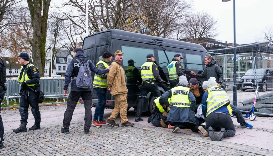 Sian leder Lars Thorsen føres bort av politiet i håndjern.