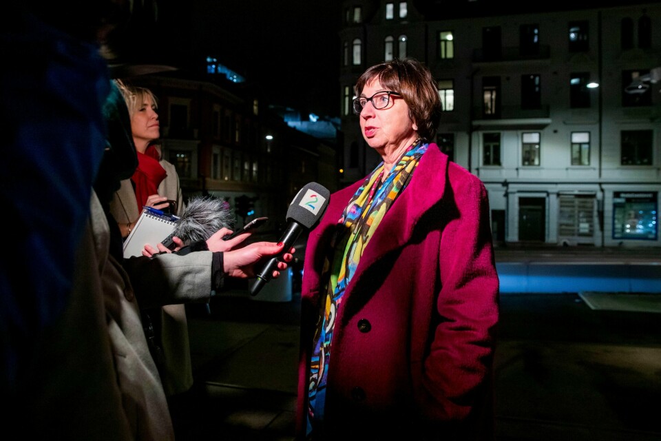 Nav-direktør Sigrun Vågeng gir en kort uttalelse til pressen etter møtet med arbeids- og sosialminister Anniken Hauglie (H) i Oslo torsdag kveld.