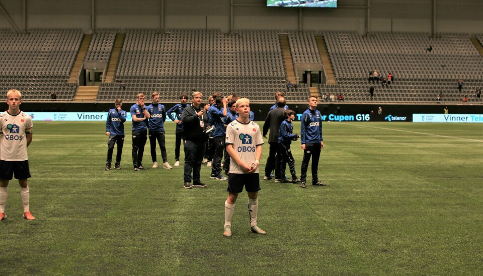 Vikings Sondre Auklend ser skuffet opp mot Vålerenga-spillerne som får sine kongepokaler. Foto: Pål Karstensen