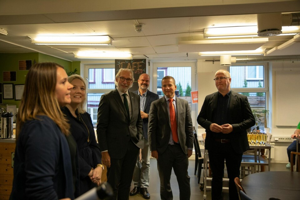 Stortingspolitikerne Geir Jørgen Bekkevold (Krf) (fra høyre) , Sveinung Stensland (H) og Carl Erik Grimsrud fra regjeringspartiene åpnet pengesekken, og ga 10 millioner kroner i ekstra støtte til fontenehusene. Frps bystyrereprsentant og leder av helse og sosialkomiteen har lenge jobbet for fontenehusene. Til venstre daglig leder i Fontenhus Norge Torhild Stimo, og bak, daglig leder i Fontenehuset Oslo Sverre Furuholmen-Jenssen.