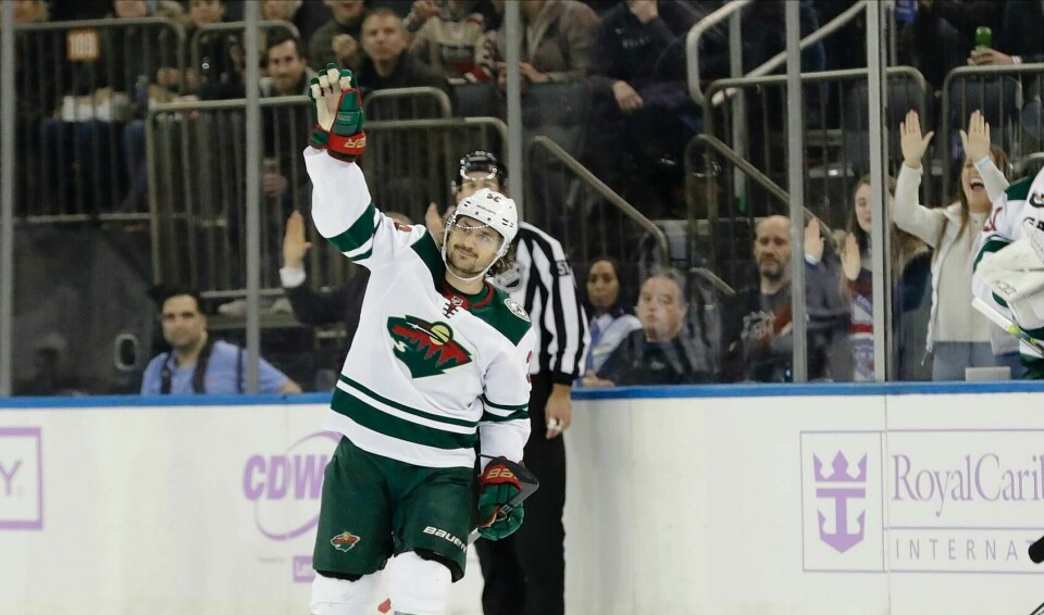 Mats Zuccarello tar imot hyllesten fra publikum i Madison Square Garden etter videohilsenen på storskjermen under kampen mellom Minnesota og New York Rangers. Det var første gang Zucca var tilbake i gamlearenaen etter overgangen til Minnesota. Minnesota Wild's Mats Zuccarello waves to fans after a video tribute to him during the first period of an NHL hockey game against the New York Rangers Monday, Nov. 25, 2019, in New York. (AP Photo/Frank Franklin II)