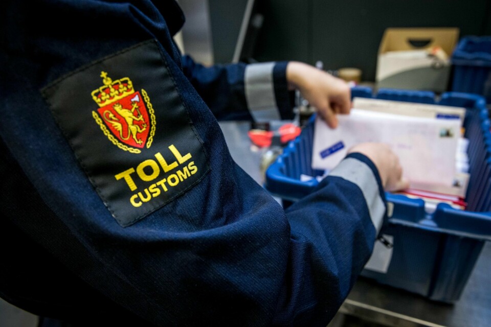 Illustrasjonsfoto. Gardermoen 20141127.
Tollere ved Tollvesenets godsenhet på Oslo lufthavn Gardermoen undersøker brev for hånd, på jakt etter narkotika og andre ulovligheter. En tredjedel av all brevpost til Norge kommer via Gardermoen, så tollerne på godsenheten har hendene fulle.
Foto: Erlend Aas / NTB scanpix