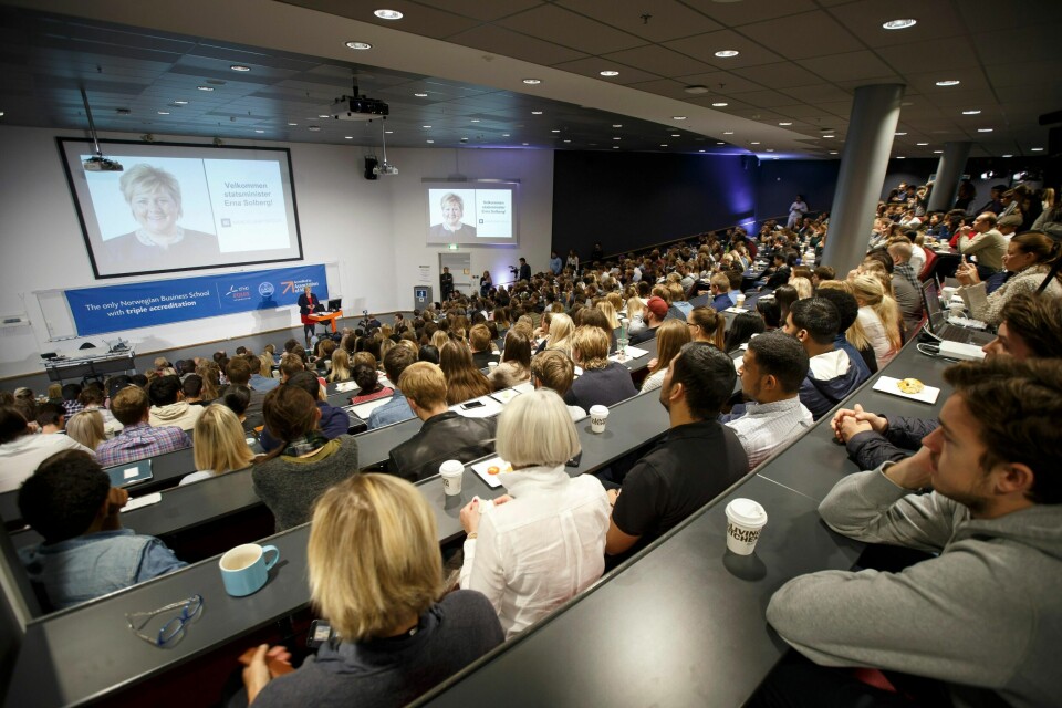 Også for mange norske studenter vil jernbanereformen få økonomiske konsekvenser. Fra før er det kjent at én miniprisbillett ikke lenger alltid vil være nok til å kunne reise langt med toget i Norge. Go-Ahead vil dessuten ta mer for de billigste billettene på sine lengste reiser, enn det Vy gjør. OSLO 20151005.
Statsminister Erna Solberg taler til studenter på Handelshøyskolen BI i Oslo om fremtidige utfordringer for norsk økonomi. Det gjør hun kun to dager før fremleggelsen av regjeringens forslag til statsbudsjett for 2016.
Foto: Heiko Junge / NTB scanpix