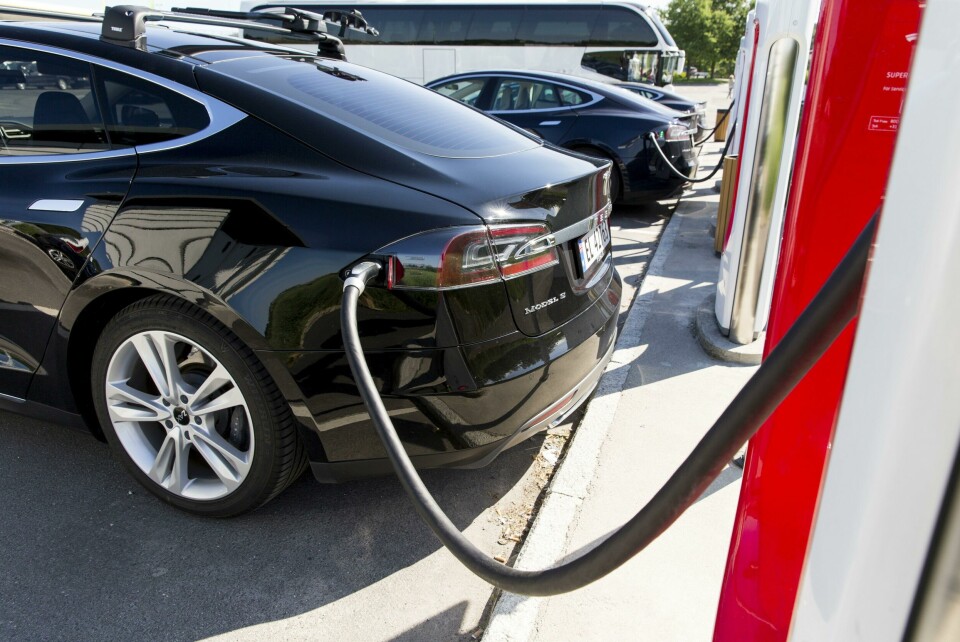 Ifølge politiet skyldtes bilstansen tomt batteri på Teslaen. Solli 20160604.
En Tesla Model S står til lading på Solli supercharger i Østfold. Disse ladestasjonene er bygd spesielt for elektriske biler fra Tesla og gjør det mulig å lade bilens store batteri på kort tid. Tesla bygger superladere langs de største veien i Norge og Europa.
Ladestasjon, elbil, superlader, supercharger, rekkevidde, tesla, model s, lade elbil
Foto: Tore Meek / NTB scanpix
