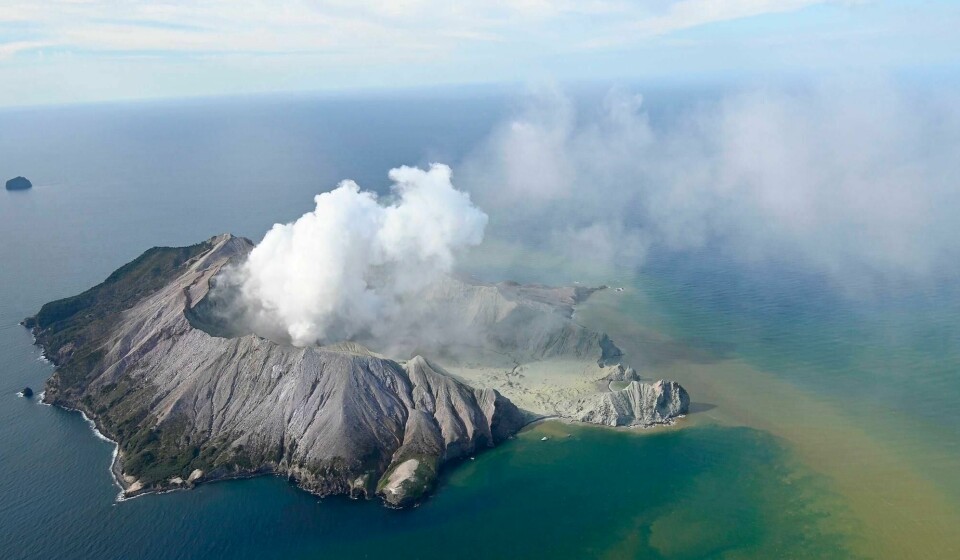 Det er for farlig for politi og redningsmannskaper å gå i land på White Island. Det er ukjent hvor mange personer som fortsatt befinner seg på øya.