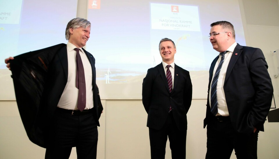 Vassdrags- og energidirektør Kjetil Lund flankert av Klima- og miljøminister Ola Elvestuen t.v. og olje- og energiminister Kjell-Børge Freiberg før NVEs presentason av nasjonal ramme for vindkraft på land. Foto: Håkon Mosvold Larsen / NTB scanpix