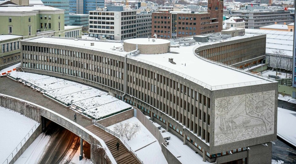 Y-blokka i regjeringskvartalet med Picasso-verket «Fiskerne» integrert i fasaden. Plan- og bygningsetaten i Oslo kommune har gitt tillatelse til riving av bygget, men ønsker egentlig å bevare det.