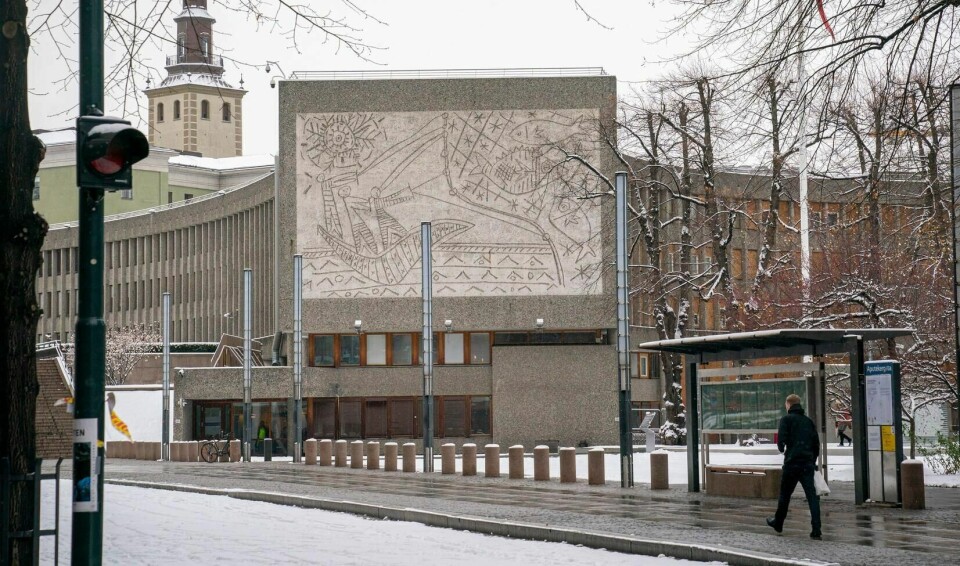 Kommunal- og moderniseringsdepartementet opprettholder vedtaket om riving av Y-blokka.
