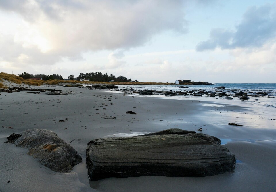 Bryne kirke holdt søndag åpent for dem som ville minnes Sigbjørn Sveli. 44-åringen ble funnet drept på Regestranden i Sola mandag. Tre menn er siktet i saken. Sveli ble funnet drept på denne stranden.