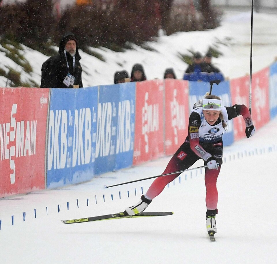 Tiril Eckhoff fosser inn til seier i regnværet i Le Grand Bornand fredag.