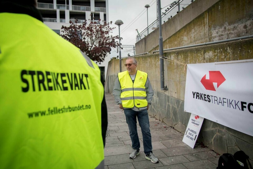 Oddbjørn Hetland og de andre streikende bussjåførene opplever stor støtte. Foto: Tone Helene Oskarsen