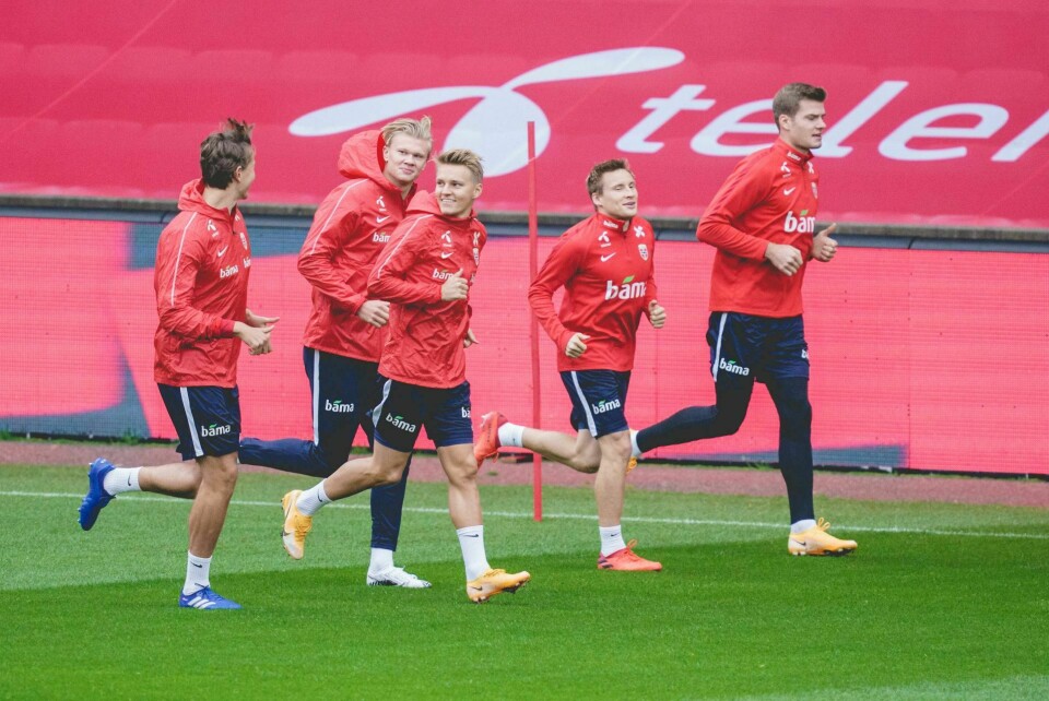 Sander Berge, Martin Ødegaard, Erling Braut Haaland, Jonas Svensson og Alexander Sørloth under treningen på Ullevaal stadion. Foto: Stian Lysberg Solum / NTB