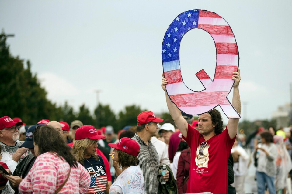 Den elleville konspirasjonsteorien QAnon får stadig flere tilhengere i USA, og sosiale medier som Facebook og Twitter bidrar til å spre den. Foto: AP / NTB