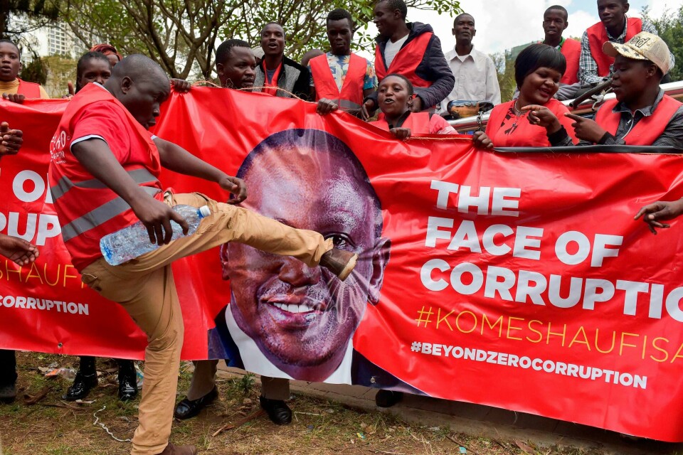 Det er på høy tid å forlate overtroen på en-prosent-regelen og erstatte prosenten med resultatmål, skriver pensjonert u-landsarbeider Gunnar W. Richter Johansen fra Moss. Her fra en antikorrupsjonsdemonstrasjon i Nairobi, Kenya, i fjor.