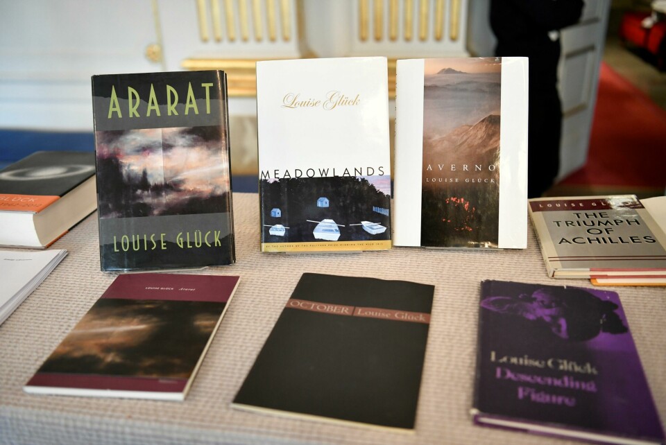 Noen av Louise Glücks bøker stilles ut i Stockholm i forbindelse med at hun er årets mottaker av Nobelprisen i litteratur. Books of American poet Louise Gluck during the announcement of 2020 Nobel Prize in literature at Borshuset in Stockholm, October 8, 2020. Gluck won the prize. TT News Agency/Henrik Montgomery/via REUTERS ATTENTION EDITORS - THIS IMAGE WAS PROVIDED BY A THIRD PARTY. SWEDEN OUT.