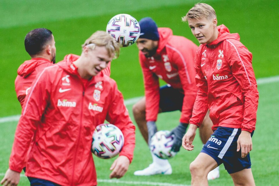 Erling Braut Haaland (foran t.v.) og Martin Ødegaard under treningen til herrelandslaget i fotball på Ullevaal Stadion i Oslo.