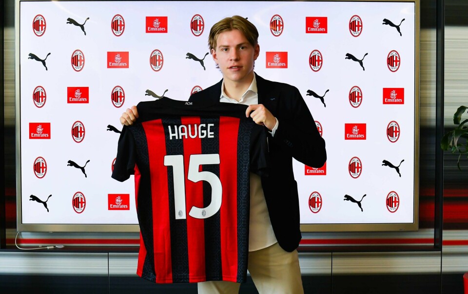 Jens Petter Hauge med sin nye drakt i Milano torsdag.