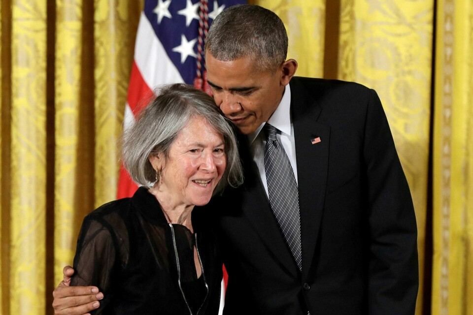 Den amerikanske poeten Louise Glück er tildelt Nobels litteraturpris 2020. Her ved tildelingen av National Humanities Award i 2015 med daværende president Barack Obama. Foto: AFP/NTB Den amerikanske poeten Louise Glück er tildelt Nobels litteraturpris 2020. Her ved tildelingen av National Humanities Award i 2015 med daværende president Barack Obama. Foto: AFP/NTB