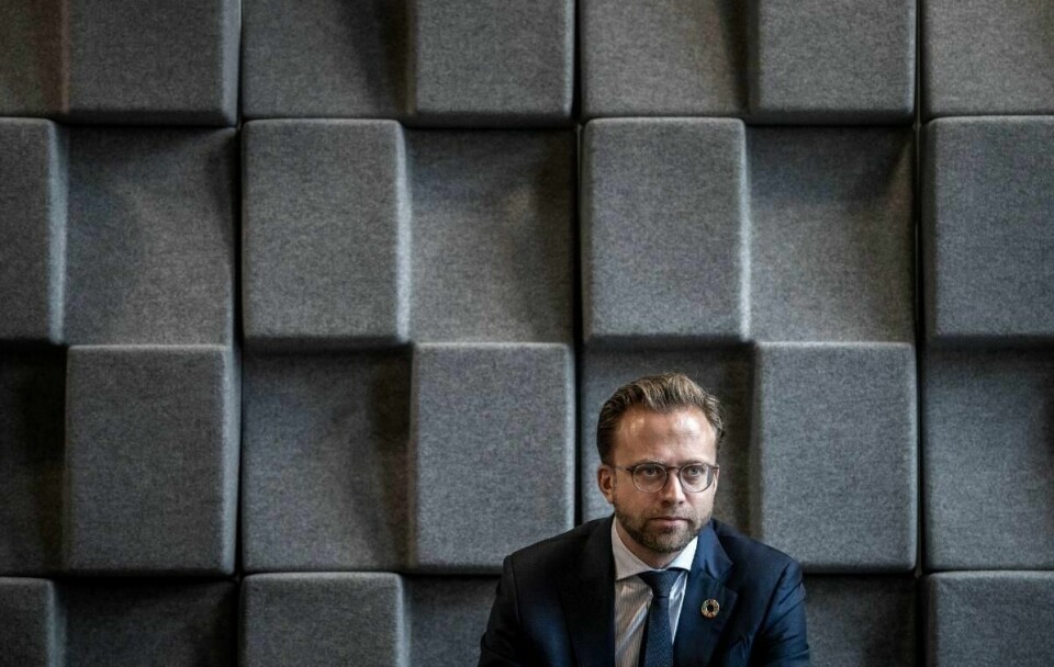 Kommunal- og moderniseringsminister Nikolai Astrup mottar rapport om koronakostnadene i kommuner og fylker. Foto: Ole Berg-Rusten / NTB