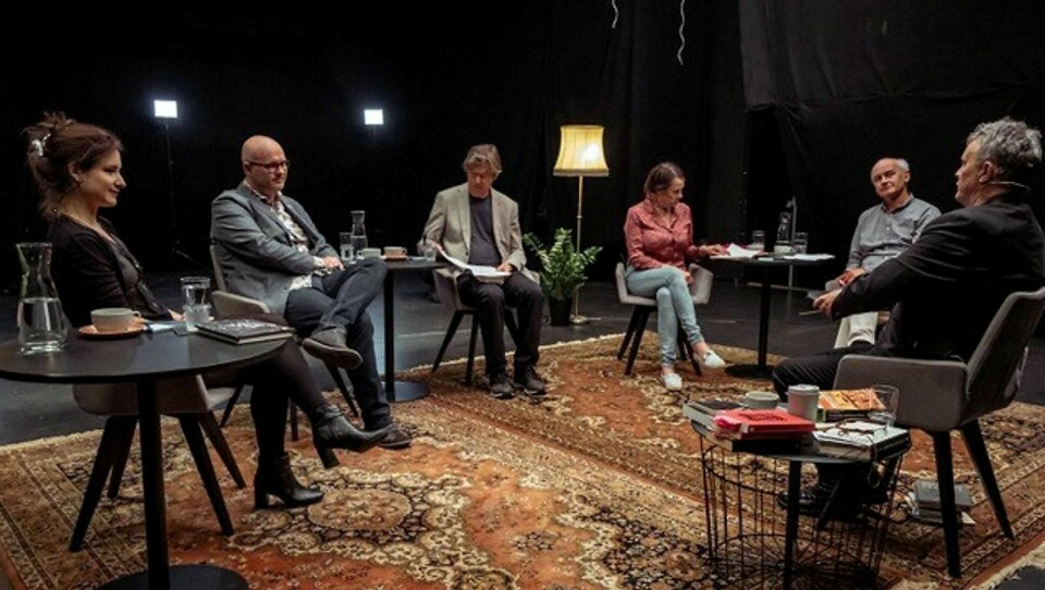 Terje Dragseth (ytterst til høyre) samtaler med Maria Kjos Fonn (fra venstre), Lars Fr. Svendsen, Truls Øra, Vigdis Hjorth og Arne Johan Vetlsesen. Foto: AmodeiVisual