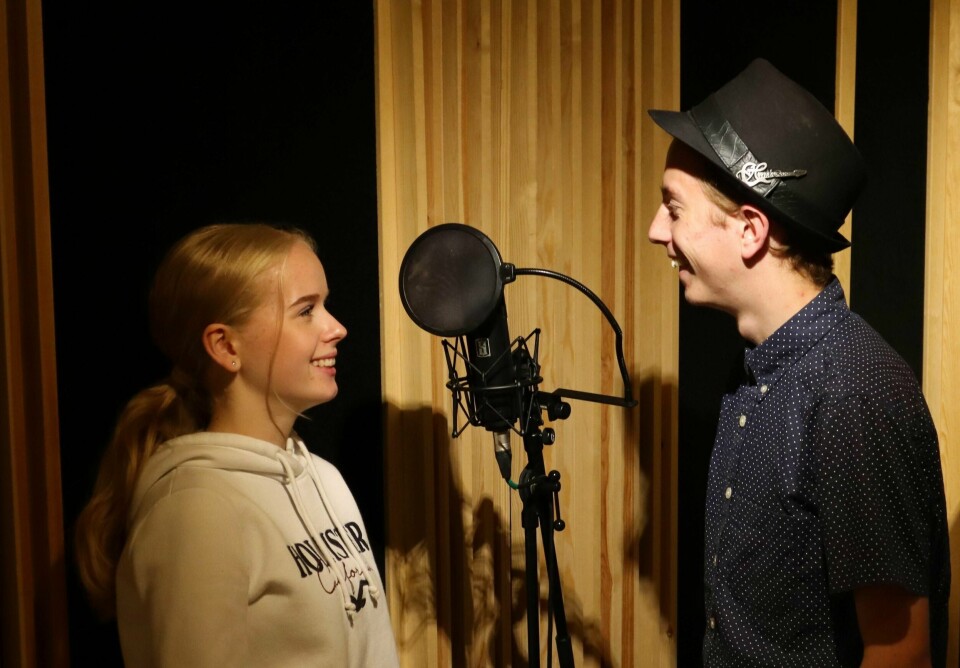 Leah (16) og Eirik (18), alias Kirie & Leah, spiller inn julesang i studio. De håper på like mange avspillinger som første låta «So sorry». Foto: Elisabeth Helgeland Wold
