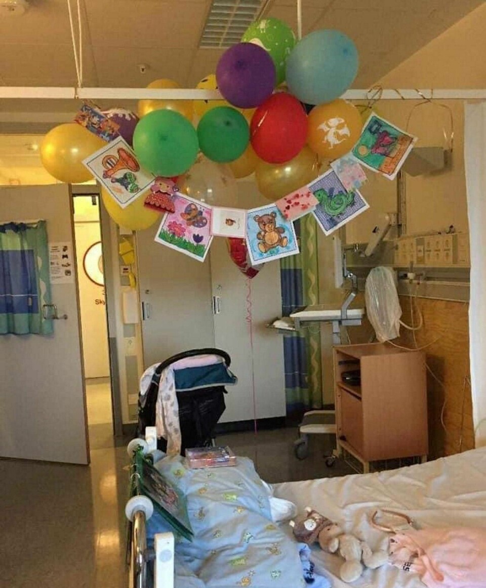 Det er foreldrenes rett og plikt å være til stede, pleie og gi omsorg hele døgnet til sitt syke barn, også når ens hele verden er et lite rom på et sykehus – fylt med ballonger, skriver kronikkforfatteren. Foto: Privat