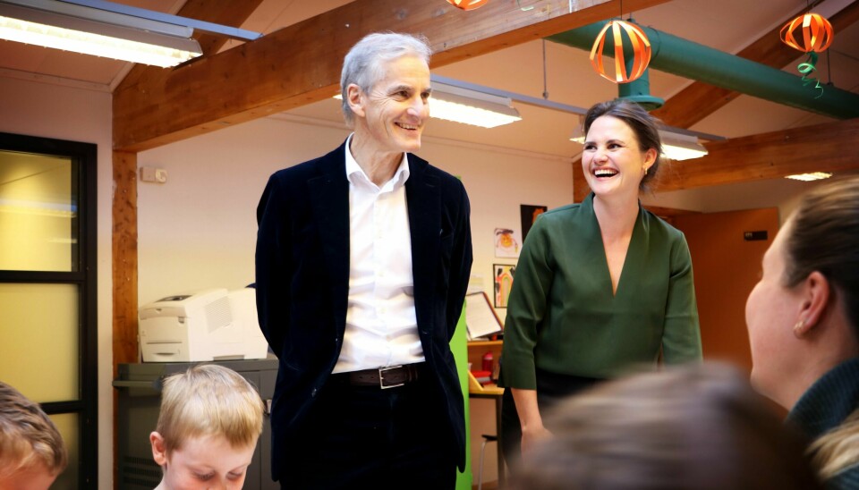 Leder i Arbeiderpartiet Jonas Gahr Støre og Stavangerordfører Kari Nessa Nordtun er enige om at gratis SFO for førsteklassinger er et godt tiltak. Tirsdag møtte de barn ved SFO på Madlavoll skole i Stavanger.