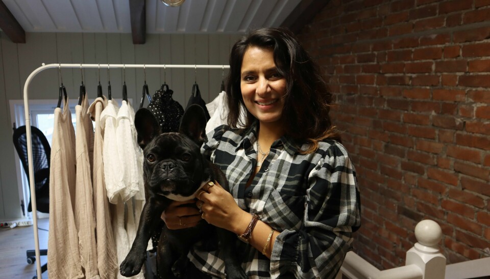 Ritu Eskeland, bosatt i Lier, driver firmaet «Dia Dia Norge AS» sammen med broren Vikram Gupta. Designer klesmerket «MISSMAYA». Her med kontorhunden Herkules.