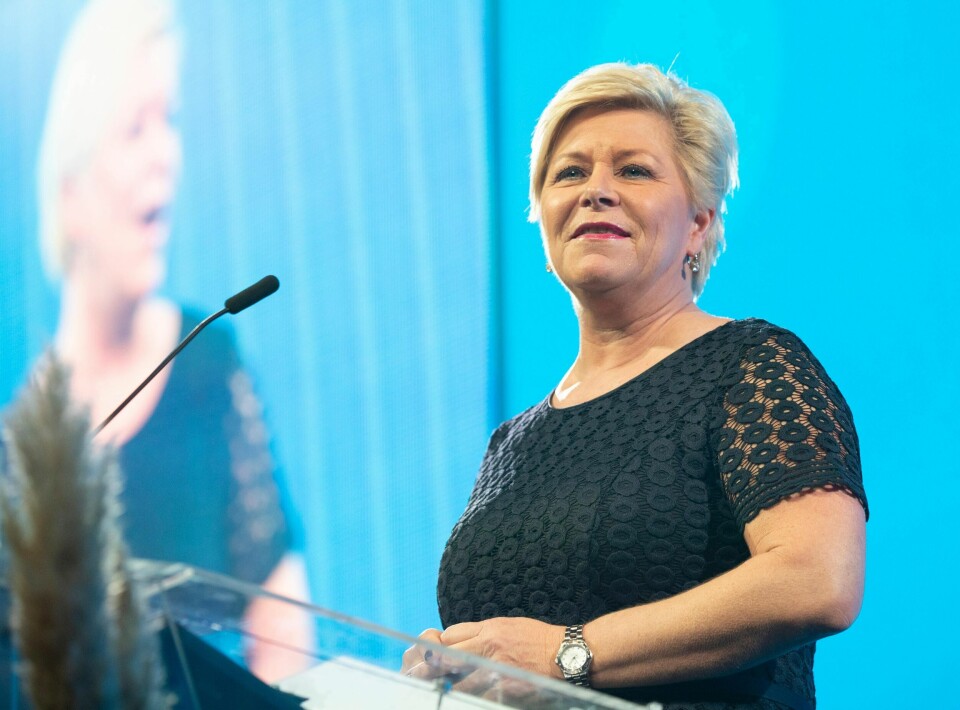 Frp-leder Siv Jensen minner statsminister Erna Solberg (H) på at hun nå leder en mindretallsregjering etter at Frp forlot samarbeidet i januar. Foto: Berit Roald / NTB