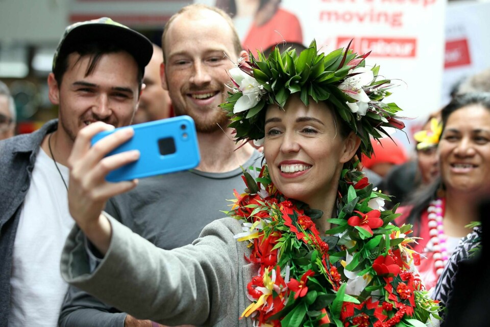New Zealands statsminister Jacinda Ardern i møte med velgere i Auckland under valgkampen.