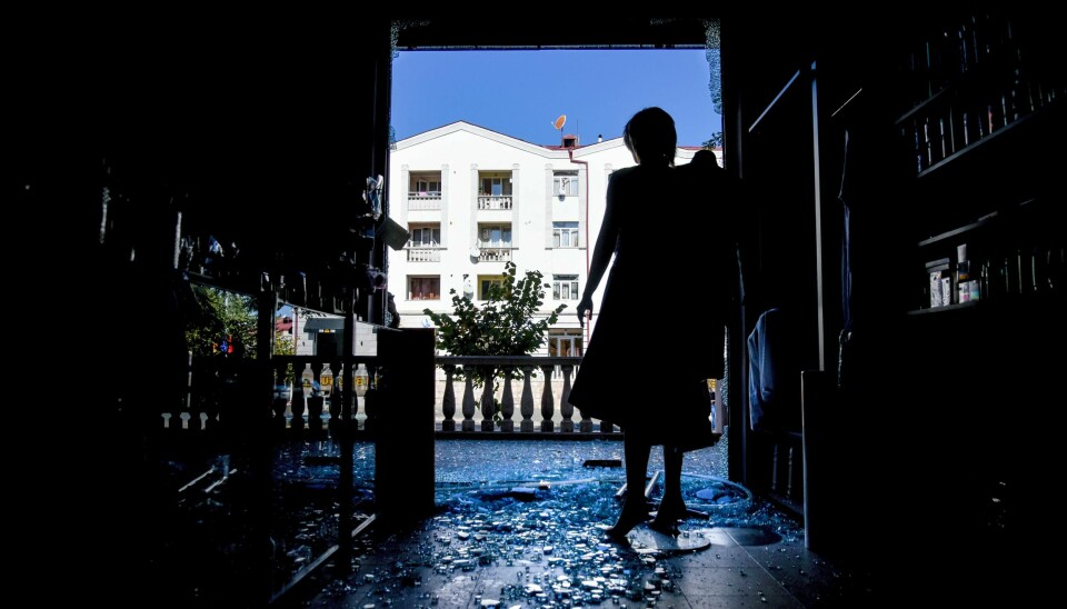 En mannekeng står omgitt av knust glass etter sammenstøt i Stepanakert i Nagorno-Karabakh lørdag. Søndag melder regionens forsvarsdepartement at 40 soldater fra regionen er drept etter ytterligere konfrontasjoner søndag.