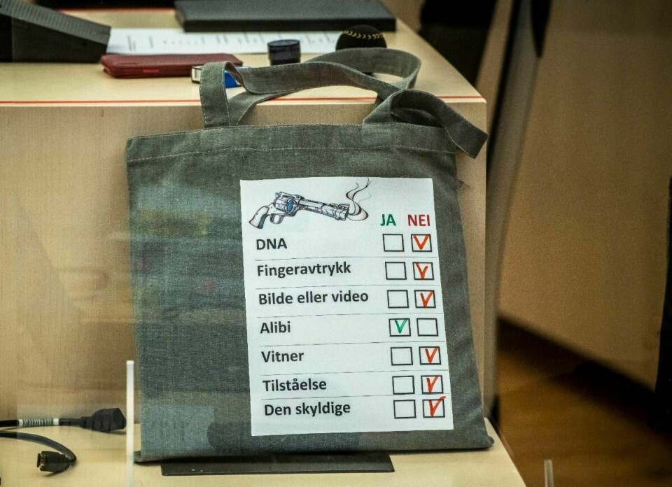 Tiltalte stilte med ny veske med en liste over bevis under rettssaken mot Laila Anita Bertheussen i sal 250 i Oslo tingrett fredag. Bertheussen, som er samboer med tidligere justisminister Tor Mikkel Wara, er tiltalt for angrep på demokratiet og trusler mot ledende politikere.
