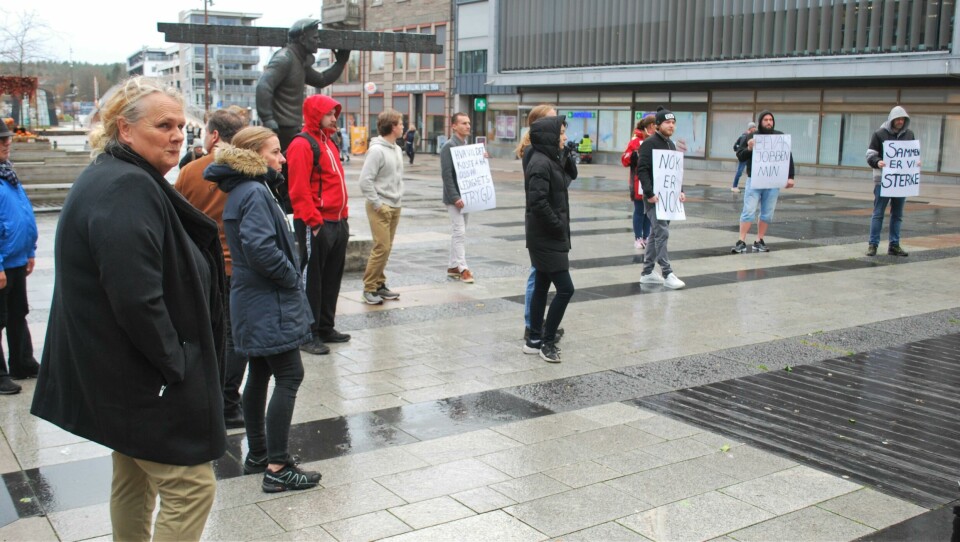 En håndfull representanter fra utelivet i Fredrikstad møtte opp på mandagens demonstrasjon på Stortorvet. – Hele bransjen i byen stiller seg bak, sier Ingvild Rødje (t.v.) En håndfull representanter fra utelivet i Fredrikstad møtte opp på mandagens demonstrasjon på Stortorvet. – Hele bransjen i byen stiller seg bak, sier Ingvild Rødje (t.v.)