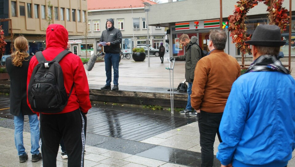 Leder i nettverket for serveringsbransjen i Fredrikstad Næringsforening, Rune Solberg, holdt en flammende apell under mandagens demonstrasjon. Leder i nettverket for serveringsbransjen i Fredrikstad Næringsforening, Rune Solberg, holdt en flammende apell under mandagens demonstrasjon.