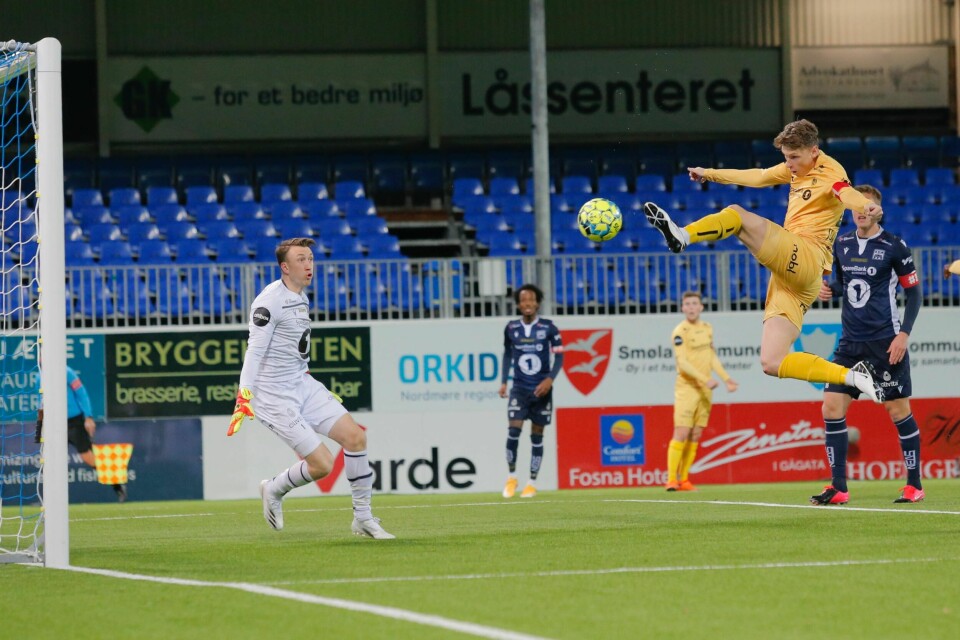 Bodø/Glimts Kasper Junker setter 2-3 forbi keeper Sean McDermott i nest siste spilleminutt på Kristiansund Stadion.