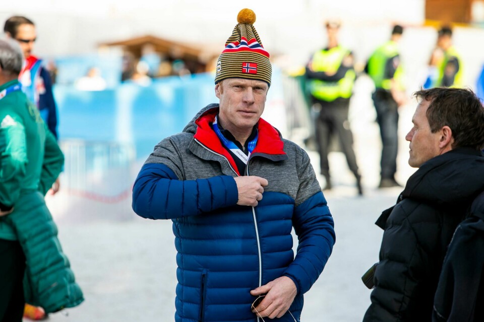 Skikongen Bjørn Dæhlie beveger seg diagonalt igjen. Nå har han tatt den sugende, lange turen fra Nannestad til Bø i Vesterålen. Der skal han bo som skatteflyktning det neste året. Seefeld, Østerrike 20190226.
Bjørn Dæhli på vei til tribunen under 10 km for kvinner under VM i Seefeld.
Foto: Tore Meek / NTB