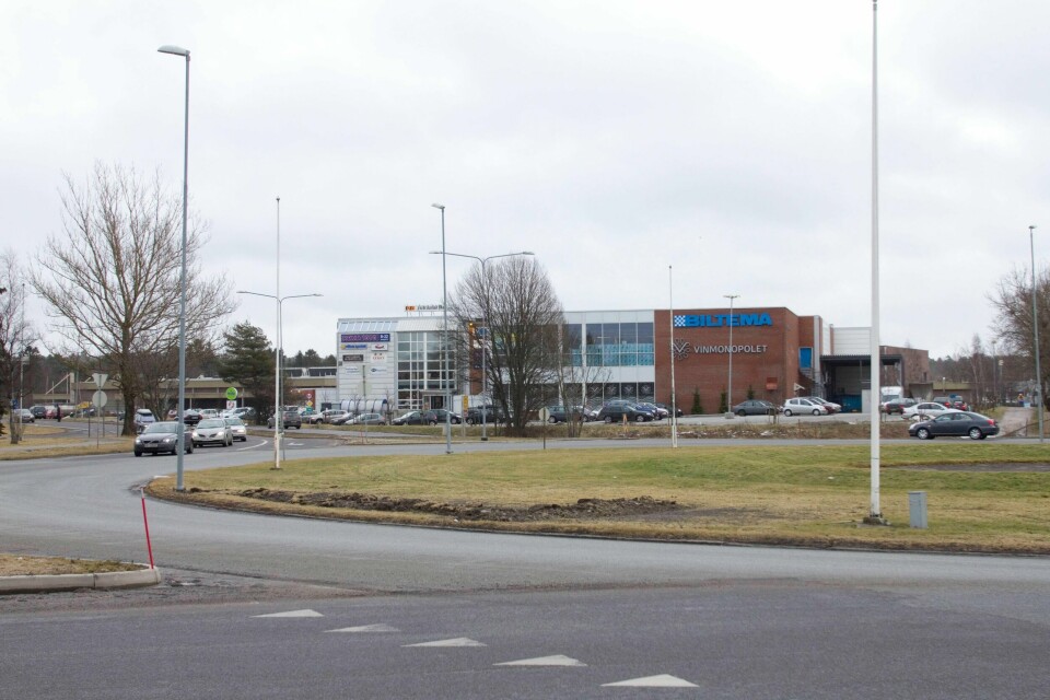 Den ene av de to bilene skal mannen ha stjålet ved handlesenteret ved brohodet.