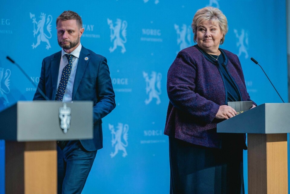 Opposisjonen ønsker at Stortinget skal involveres mer i spørsmål om koronabekjempelsen. Det er et rimelig demokratisk krav som helseminister Bent Høie (t.v.) og statsminister Erna Solberg bør etterkomme, mener Arne Strand. Foto: Stian Lysberg Solum/NTB
