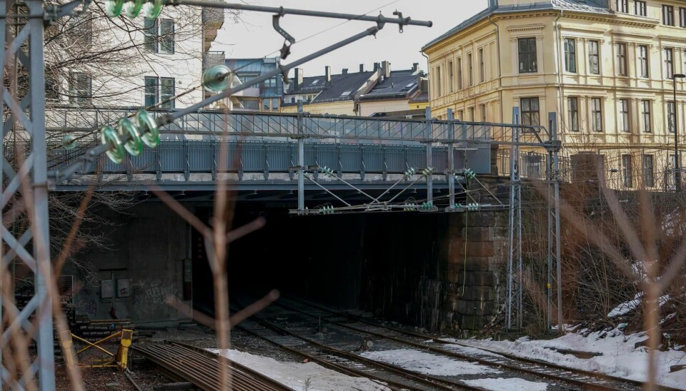 En person omkom, mens to andre ble kritisk skadet etter at de tok seg inn i en togtunnel ved Filipstad i Oslo og kom i kontakt med en strømførende kilde.