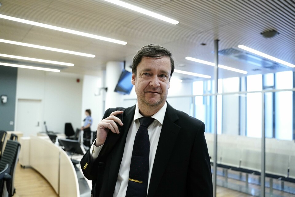 Advokat John Christian Elden synes det har tatt unødvendig lang tid å behandle straffesakene i trygdeskandalen. Oslo 20200620. Forsvar John Christian Elden som forsvarer ekspolitimann Eirik Jensen etter fengslingsmøte i rettssal 250 i Oslo Tinghus lørdag. Ekspolitimann Eirik Jensen ble dømt til 21 års fengsel for grov korrupsjon og innførsel av hasj. POOL.Foto: Fredrik Hagen / NTB