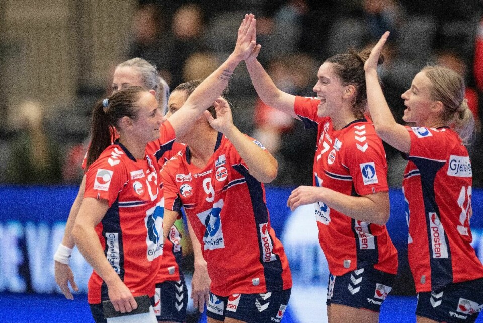 Det norske laget feirer seieren etter landskampen i håndball mellom Danmark og Norge i Spektrum Vejle 26. november. Kampen endte 26-29. Det norske laget feirer seieren etter landskampen i håndball mellom Danmark og Norge i Spektrum Vejle 26. november. Kampen endte 26-29.
